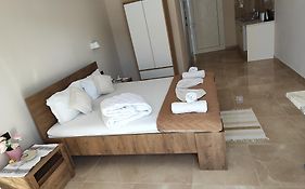 Yanna Studios & Apartments